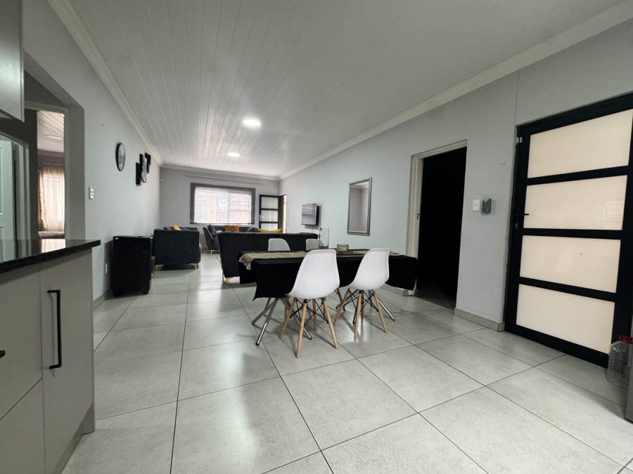 To Let 2 Bedroom Property for Rent in Flamwood North West